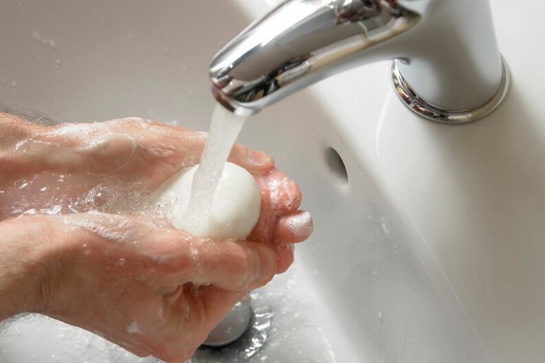 se laver les mains avec du savon pour éviter les vers