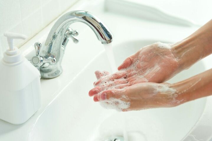 se laver les mains avec du savon pour éviter les vers
