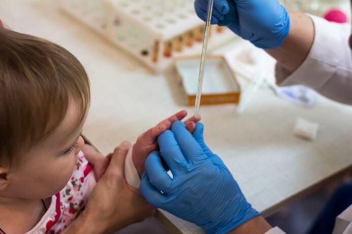 Diagnostic des helminthiases chez un enfant à l'aide d'un test sanguin