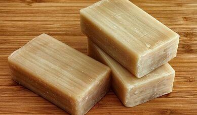 savon à lessive pour nettoyer le corps des parasites