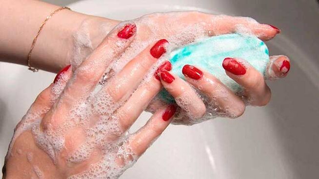 se laver les mains avec du savon pour prévenir l'infection par des vers